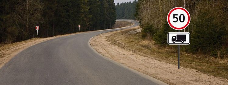 Билет № 33. Вопрос № 3. На грузовом автомобиле с разрешенной максимальной массой не более 3,5 т можно двигаться со скоростью: