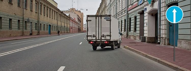 Билет № 24. Вопрос № 7. Какую ошибку совершает водитель, въезжающий во двор?