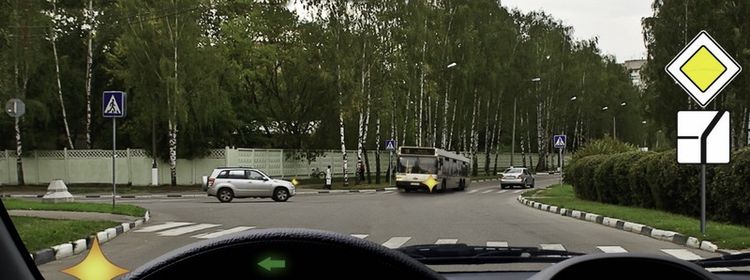 Билет № 15. Вопрос № 15. Кому Вы должны уступить дорогу при повороте налево?