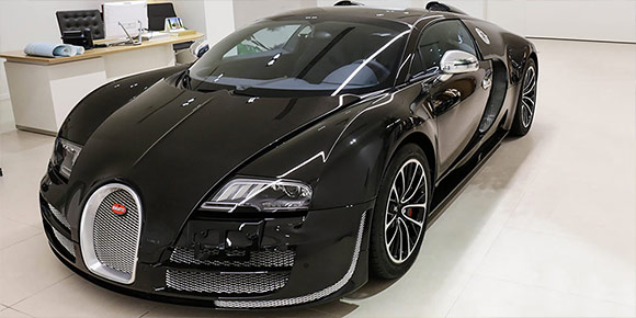 В России выставили на продажу суперкар Bugatti Veyron Grand Sport Vitesse 2014 года выпуска, который может стать самым дорогим подержанным автомобилем в стране. О какой сумме идет речь?