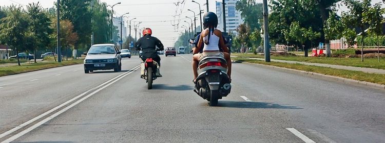 Билет № 40. Вопрос № 10. Кто из водителей занял правильное положение на полосе движения?