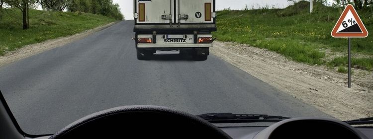 Билет № 33. Вопрос № 11. Разрешается ли Вам обогнать грузовой автомобиль в конце подъема?