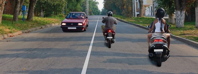 Билет № 4. Вопрос № 1. Сколько полос для движения имеет проезжая часть данной дороги?