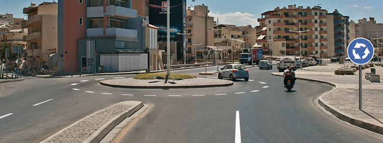 Билет № 13. Вопрос № 8. Из какой полосы разрешено въехать на данный перекресток?