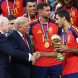 Президент США Дональд Трамп и президент FIFA Джанни Инфантино во время награждения в финале Чемпионата мира по футболу в Нью-Джерси