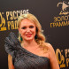 Алла Довлатова работала на радио еще до того, как пойти учиться на журфак. Она вела программы W-E-studio и «Клуб Каупервудов» на станции «Новый Петербург», в 1994 году стала работать на радио «Модерн». В 2000-х Довлатова переехала в столицу, в 2002-м ее можно было услышать в эфире «Русского радио», где с перерывами в общей сложности ведещая проработала 17 лет — в июле 2025 года она попрощалась с коллегами