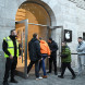 Люди заходят в магазин Apple в день начала продаж нового складного iPhone Duo; Берлин, Германия, 23 октября 2026 года