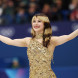 Обладательница золотой медали Алиса Лью во время церемонии награждения в женском одиночном катании в тринадцатый день зимних Олимпийских игр 2026 года в Милане-Кортине
