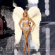 Белла Хадид на подиуме во время показа Victoria's Secret 2025