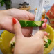 Удалите зеленую кожуру с арбузных корок