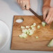 Нарежьте корочки на небольшие произвольные кусочки, учитывая, что в процессе приготовления они уменьшатся в размере