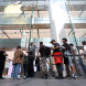 Люди стоят в очереди у магазина Apple в Сиднее (Австралия), чтобы приобрести новый Apple iPhone Duo