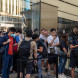 Первый день продаж iPhone Duo в Гонконге. Люди стоят в очереди у магазина Apple Store, чтобы получить свой iPhone Duo, 22 октября 2026 года в Гонконге