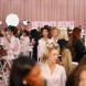 Модели готовятся за кулисами перед показом мод Victoria's Secret 2026