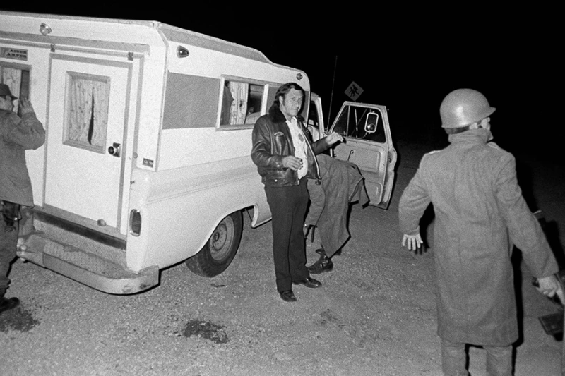 Военнослужащие мексиканской армии обыскивают мужчину на шоссе 13 недалеко от Кульякана в северном мексиканском штате Синалоа, 30 декабря 1976 года