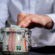 Россияне снова копят наличную валюту. Стоит ли следовать их примеру