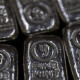 Серебро упало на 50% от максимумов. Стоит ли вкладываться в металл сейчас