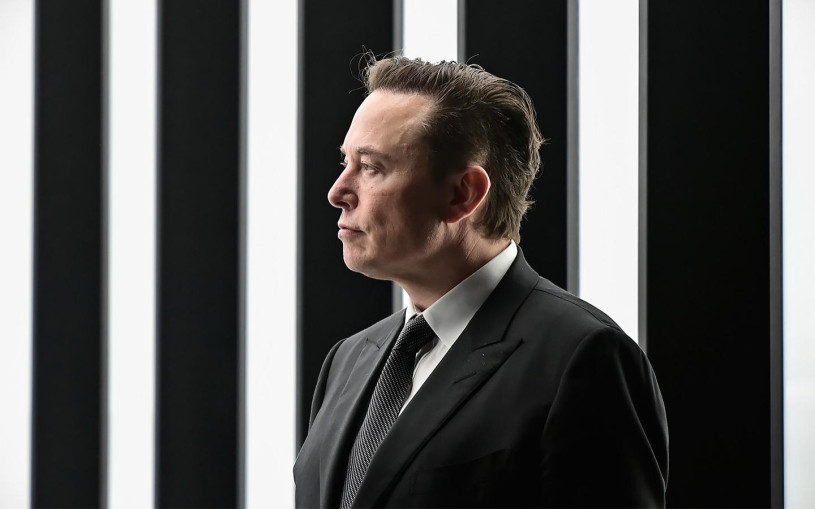 Илон Маск потерял больше всех денег в истории. Что теперь ждет Tesla