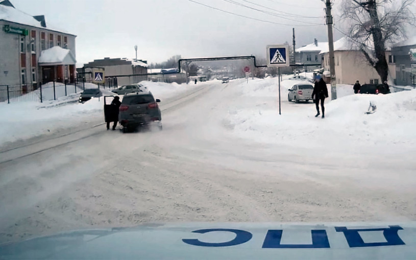 Пьяный водитель тащил по снегу инспектора ГИБДД более 100 м. Видео