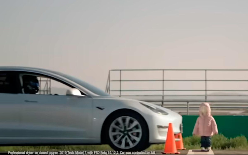 Автопилот Tesla провалил тест: электрокар трижды сбил манекен ребенка