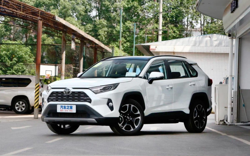 В Россию привезли партию новых кроссоверов Toyota RAV4