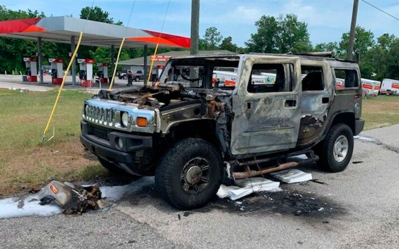 Перевозящий канистры с бензином Hummer загорелся во время поездки. Фото