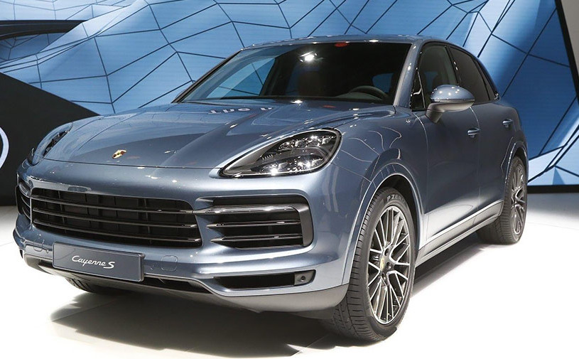 Новый Porsche Cayenne: моторы, опции и дата продаж в России