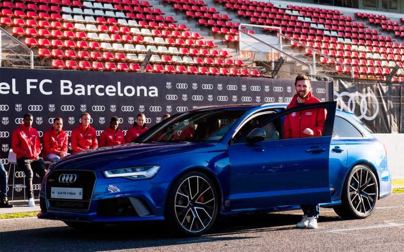 Месси обожает крутые машины. У него есть Ferrari, Pagani и другие