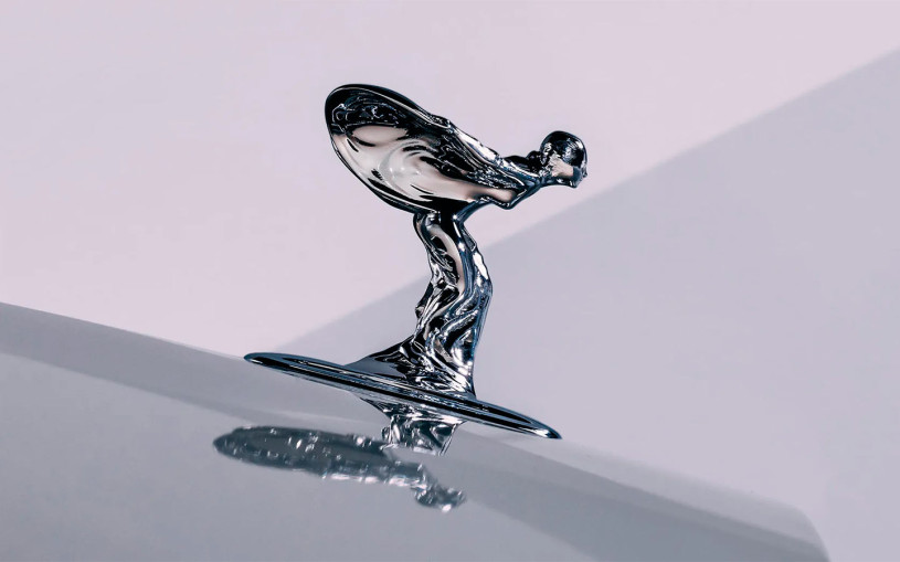 Rolls-Royce изменил дизайн фигурки «Дух экстаза» ради новой модели