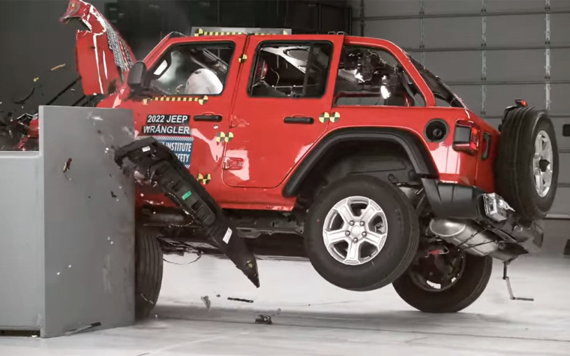 Jeep Wrangler перевернулся во время краш-теста. Видео