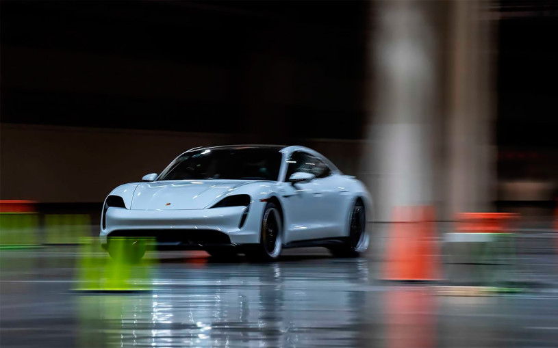 Porsche Taycan установил мировой рекорд скорости в помещении. Видео