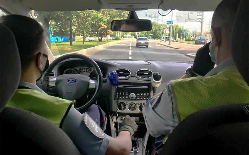 «Когда нас нет, они начинают исполнять». Репортаж из машины ГИБДД