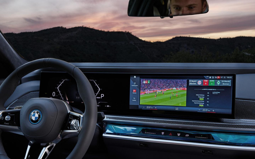 На экране мультимедиа BMW начнут показывать футбольные матчи