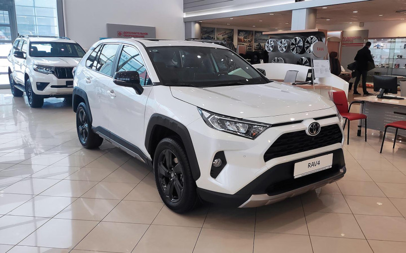 Дилеры снизили цену на новые Toyota RAV4