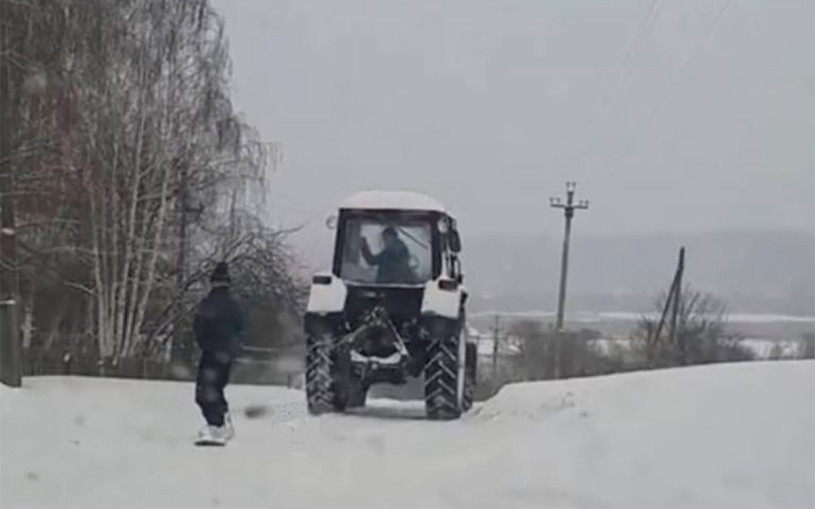 ГИБДД оштрафовала тракториста, катавшего приятеля на сноуборде