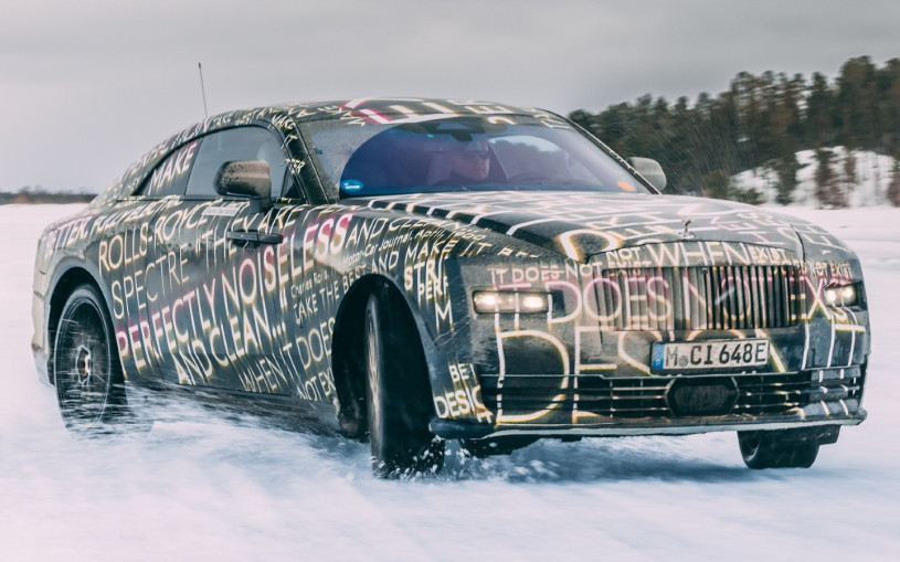 Rolls-Royce испытал первый электромобиль на экстремальном холоде. Видео