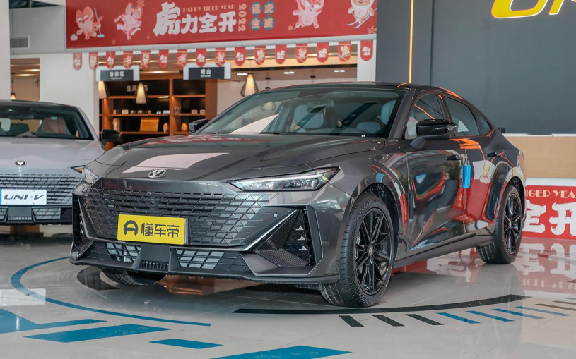 Changan назвал российские цены на лифтбек Uni-V