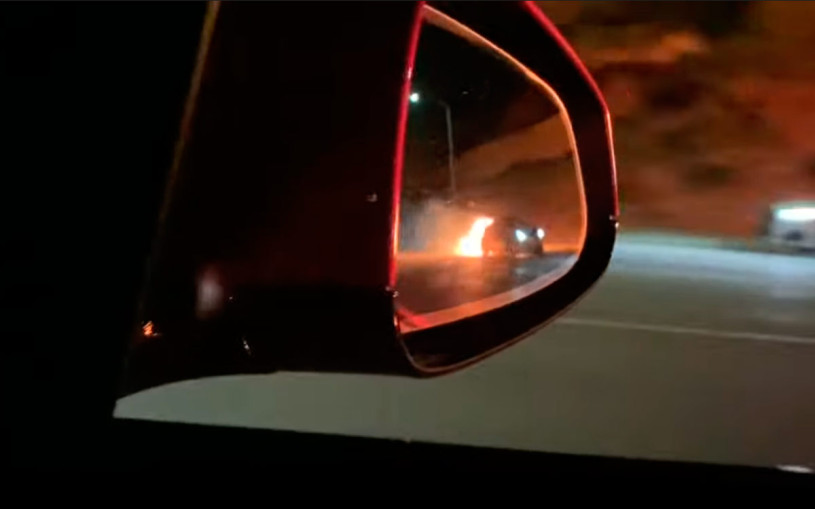Nissan 370Z загорелся во время гонки с самой мощной Tesla. Видео