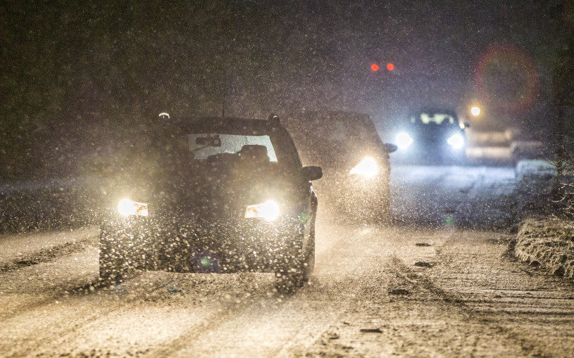 Первый снег парализовал движение на федеральной трассе. Фото, видео