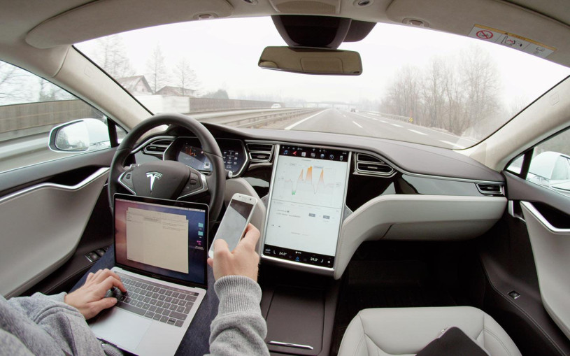 Власти США заявили об опасности автопилота Tesla