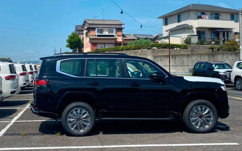 Появились новые фотографии Toyota Land Cruiser 300