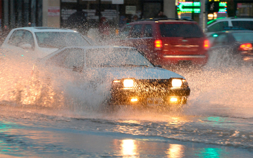 «Не суйтесь, утонете». Как водители пережили наводнение в Иркутске