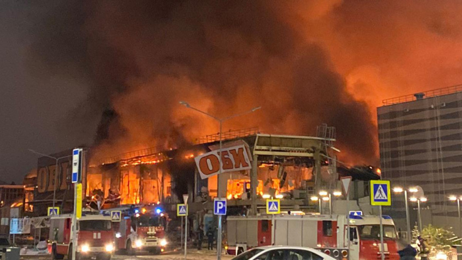 Огонь охватил все здание гипермаркета OBI в подмосковном ТЦ «Мега Химки»