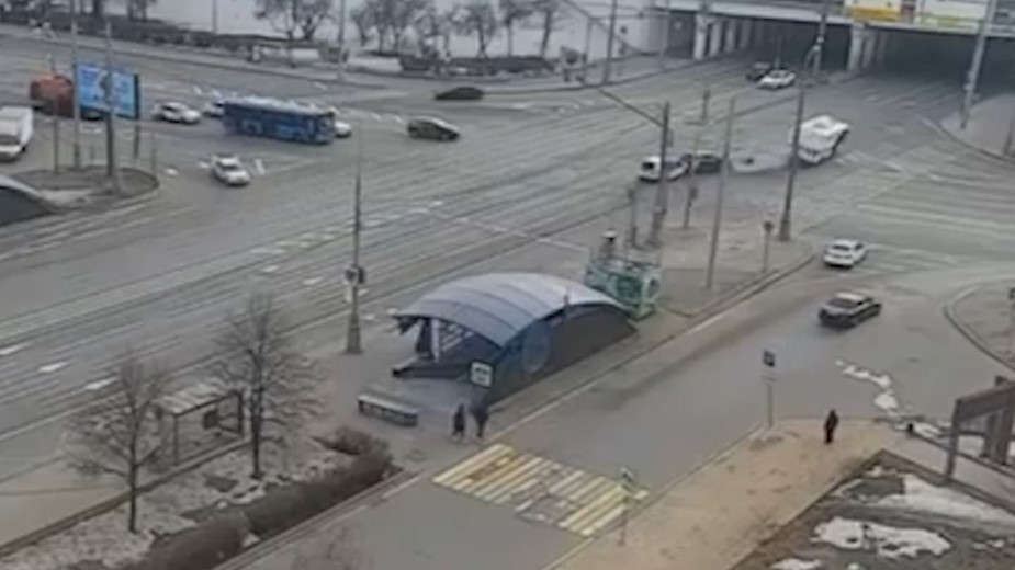 В Москве автозак с задержанными попал в ДТП и перевернулся"/>













