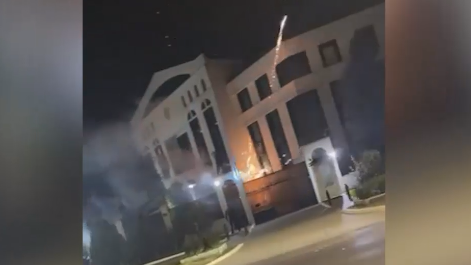 Дипломаты заявили о нападении на посольство России в Кишиневе"/>













