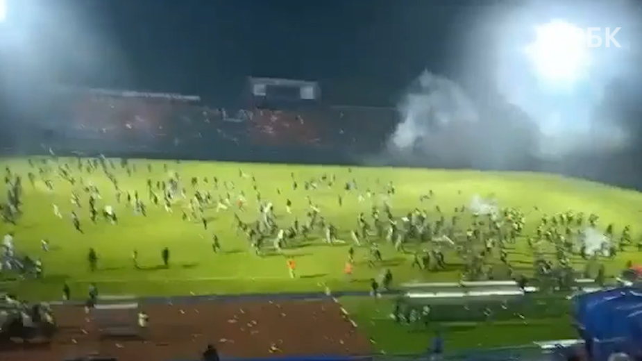 Президент Индонезии поручил расследовать гибель 129 человек на стадионе