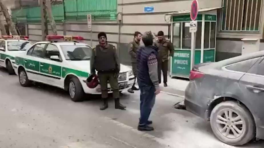 Один человек погиб при нападении на посольство Азербайджана в Иране"/>













