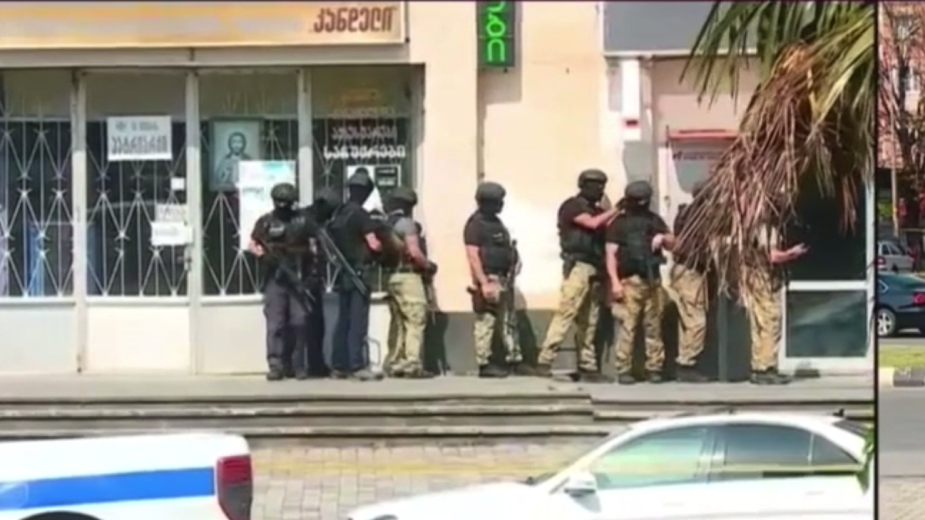 Вооруженные люди ворвались в полицию в ереване. Заложники в банке в Грузии. Вооруженный человек. Захват в заложники Грузия. Кутаиси захват заложников в банке.