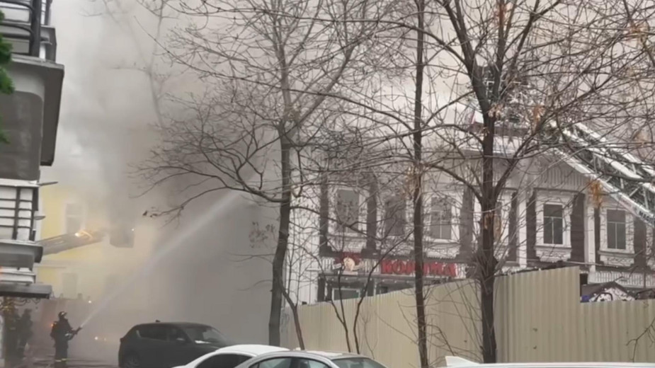 В Москве загорелся ресторан на Садовом кольце. Видео