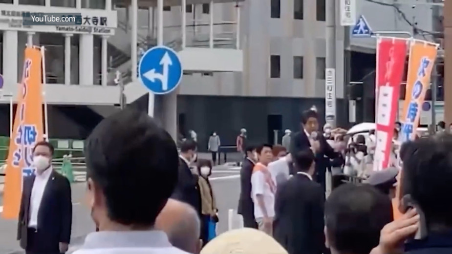 Момент выстрела в экс-премьера Японии Синдзо Абэ. Видео"/>













